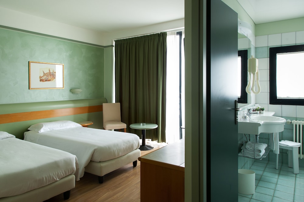 Standard Room, 2 Twin Beds, Non Smoking, Balcony photo 2