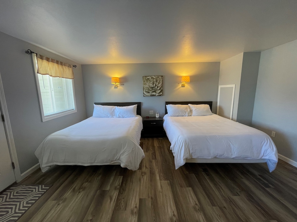 Economy Room, 2 Queen Beds, Kitchenette, Ground Floor photo 1