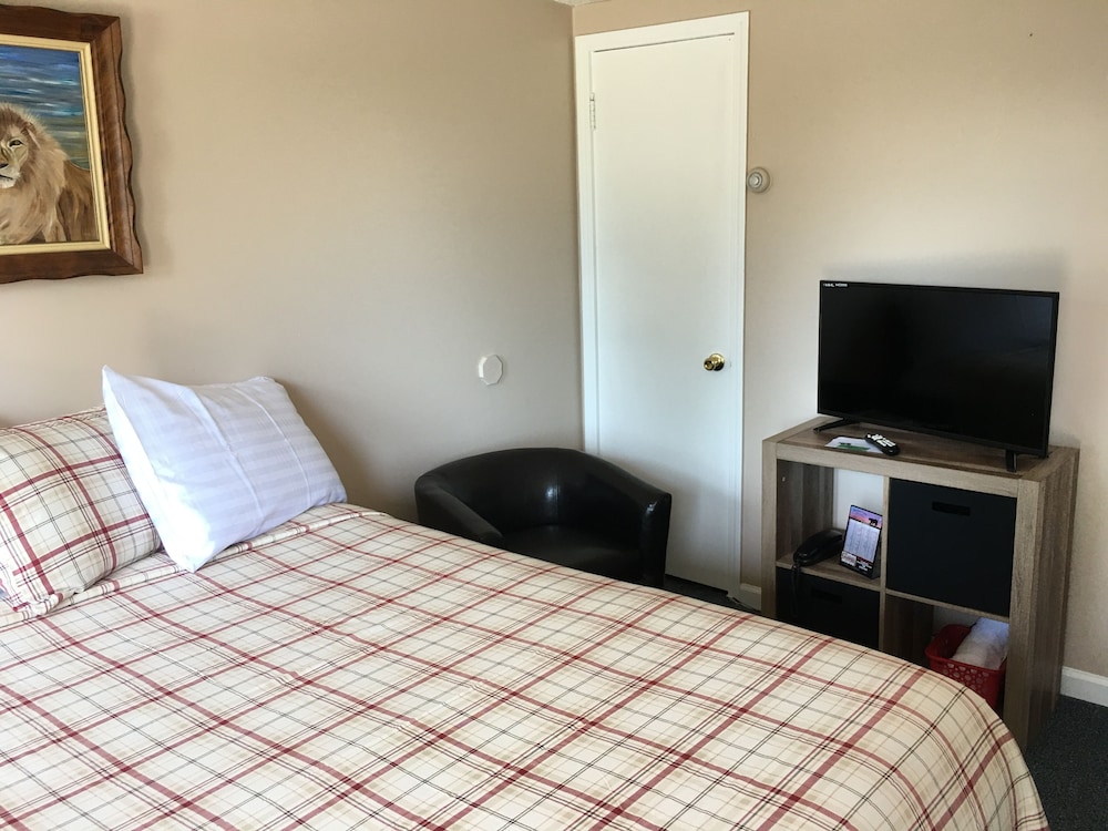 Classic Room, 1 Queen Bed, Refrigerator & Microwave, Lake View photo 1