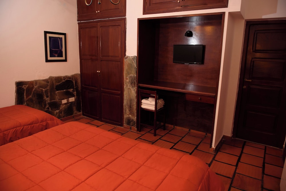 Economy Triple Room photo 2