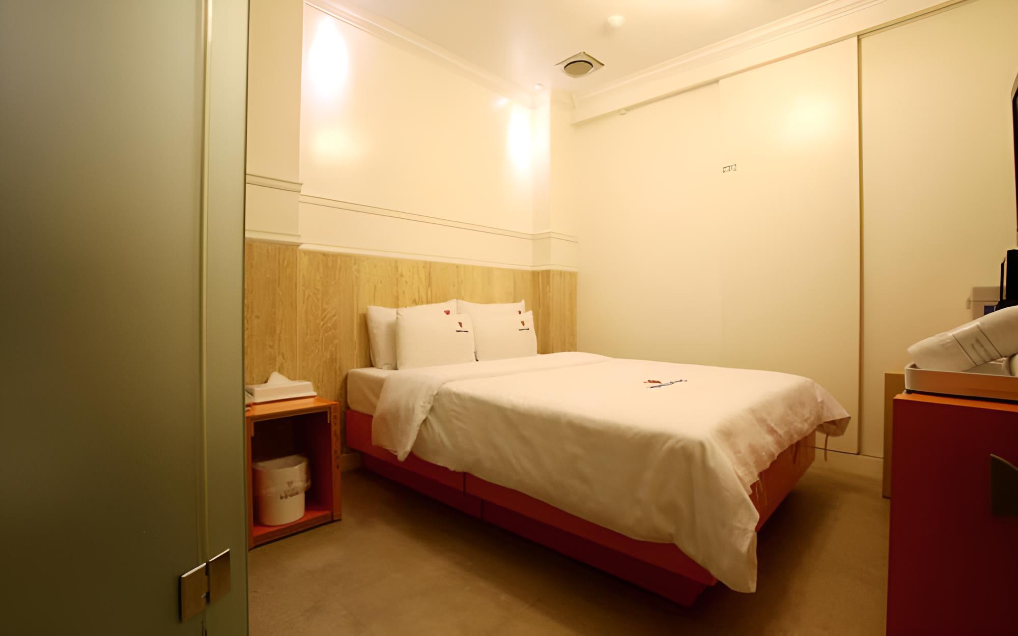 Room (Standard room - walk-in only (Netflix) - Photo 7