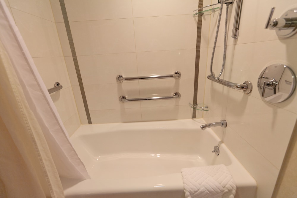 2 Double Beds Mobility/Hearing Accessible - Bathtub - Photo 5