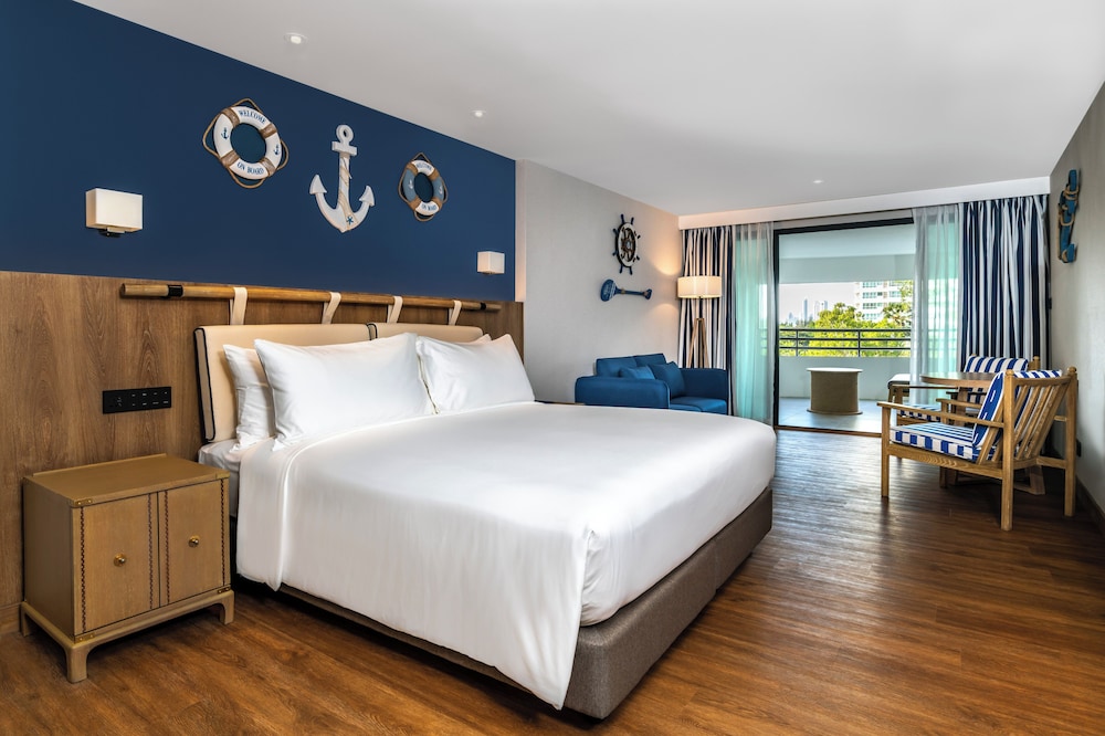 Premier Room, 1 King Bed - Photo 2