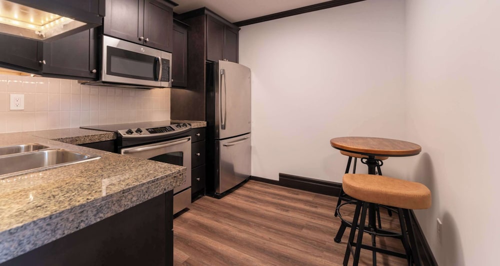 Suite, 1 Queen Bed, Non Smoking, Kitchen (with Sofabed) - Photo 3