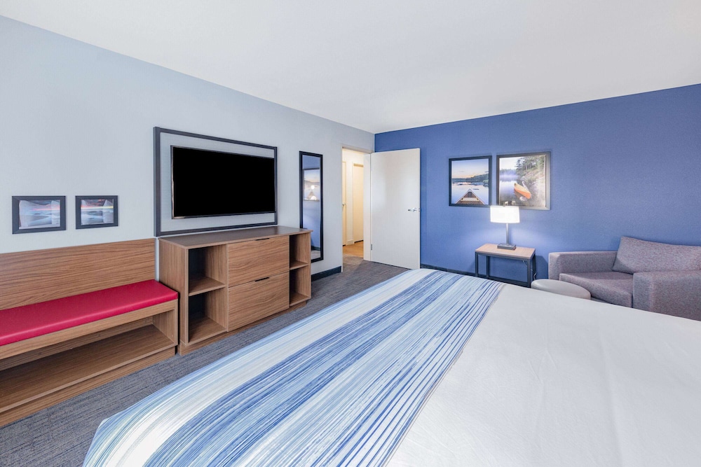 Suite, 1 King Bed, Non Smoking (1 King Bed) photo 2