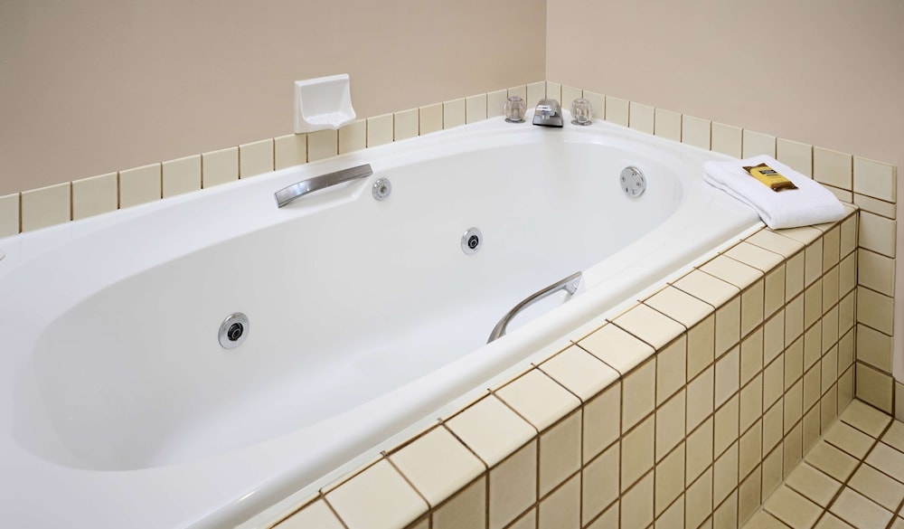 Standard Room, 1 King Bed, Non Smoking, Jetted Tub - Photo 2