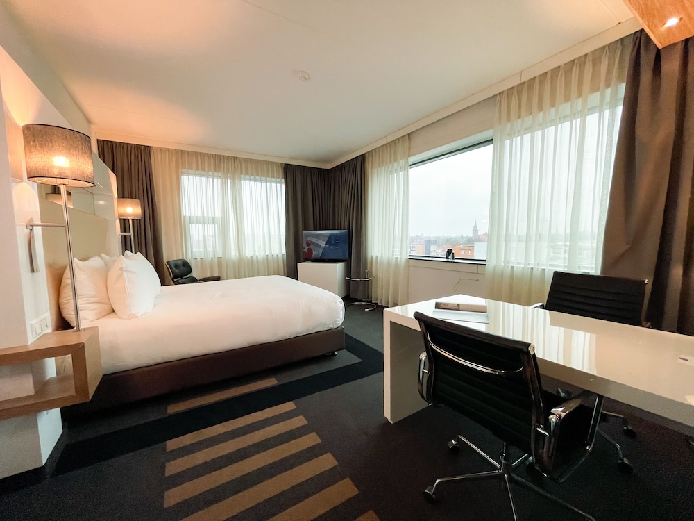 Family Room (City View)
