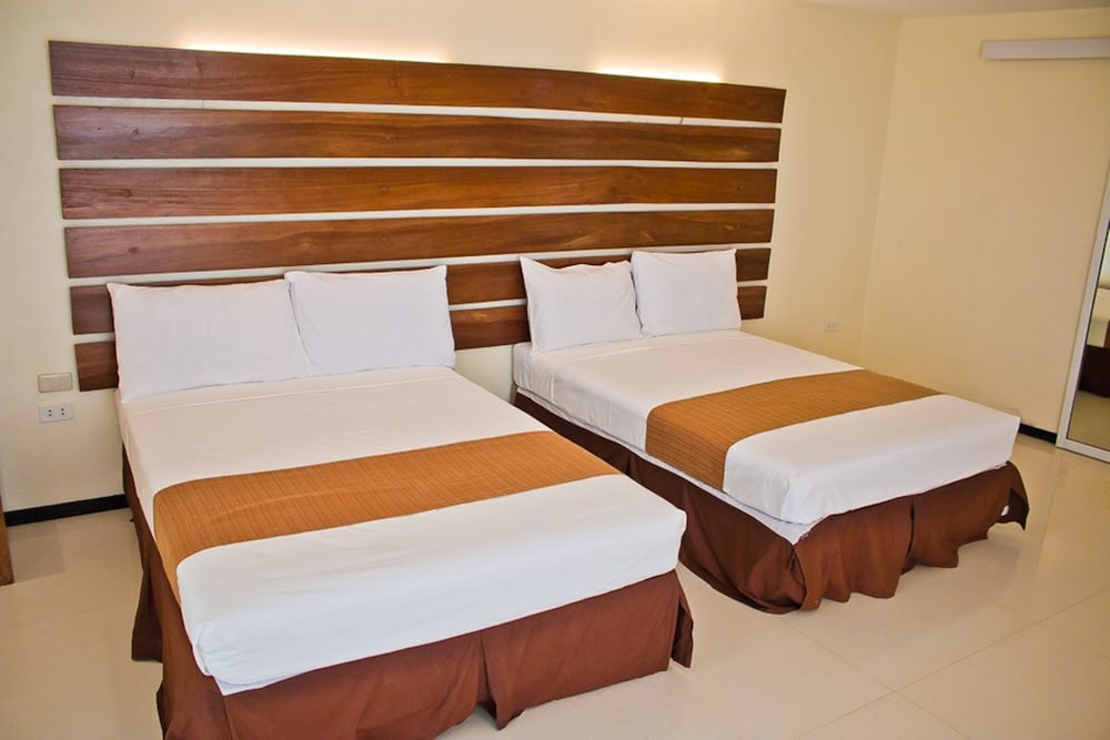Family Room, 2 Queen Beds photo 2