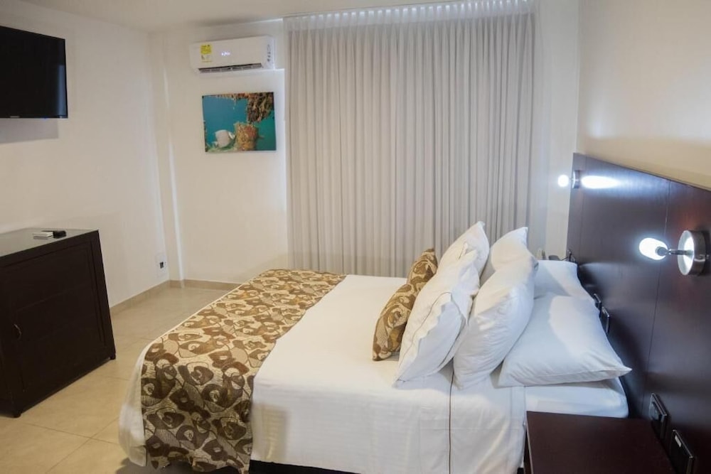 Deluxe Room, 1 King Bed - Photo 1