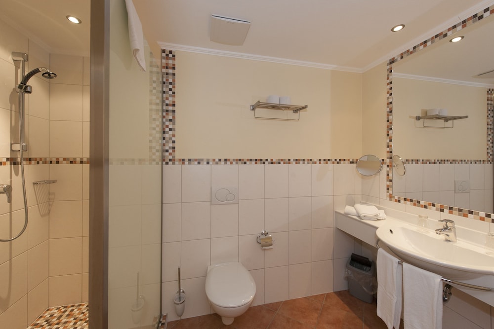 Deluxe Double or Twin Room, Balcony photo 3