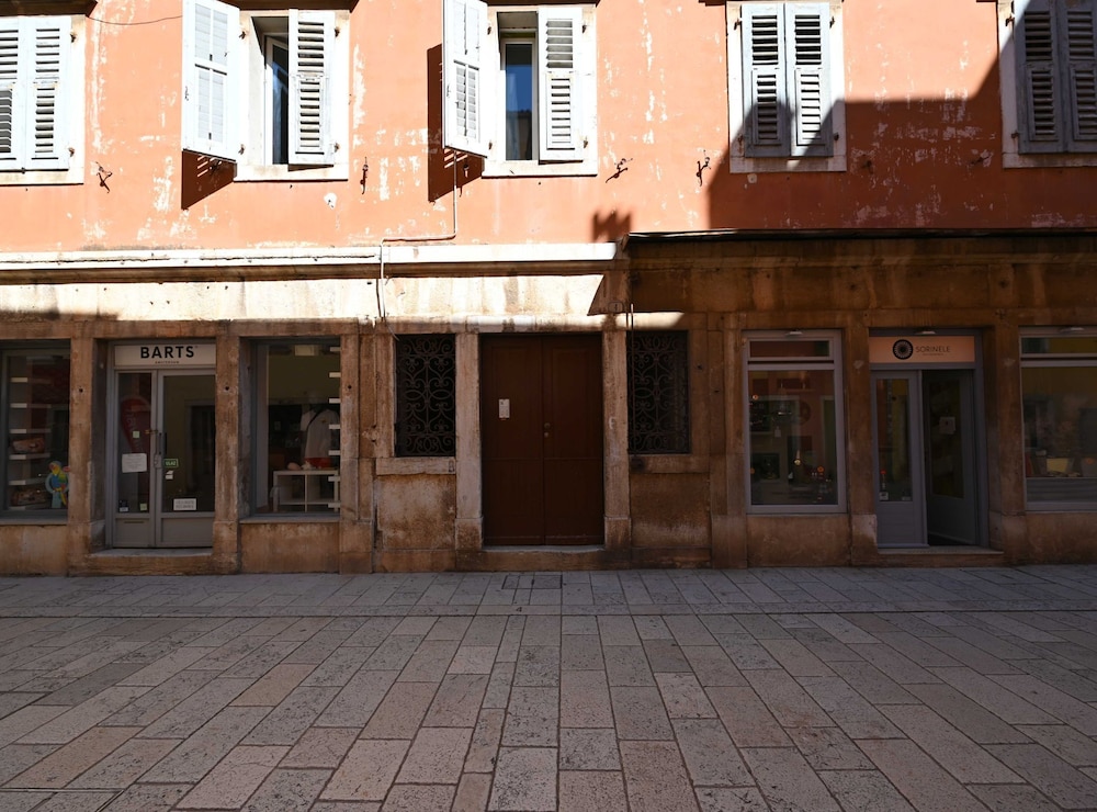 Studio (Studio Apartment)