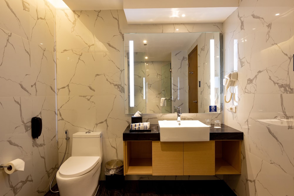 Superior Room, 1 King Bed, Non Smoking, Bathtub - Photo 5