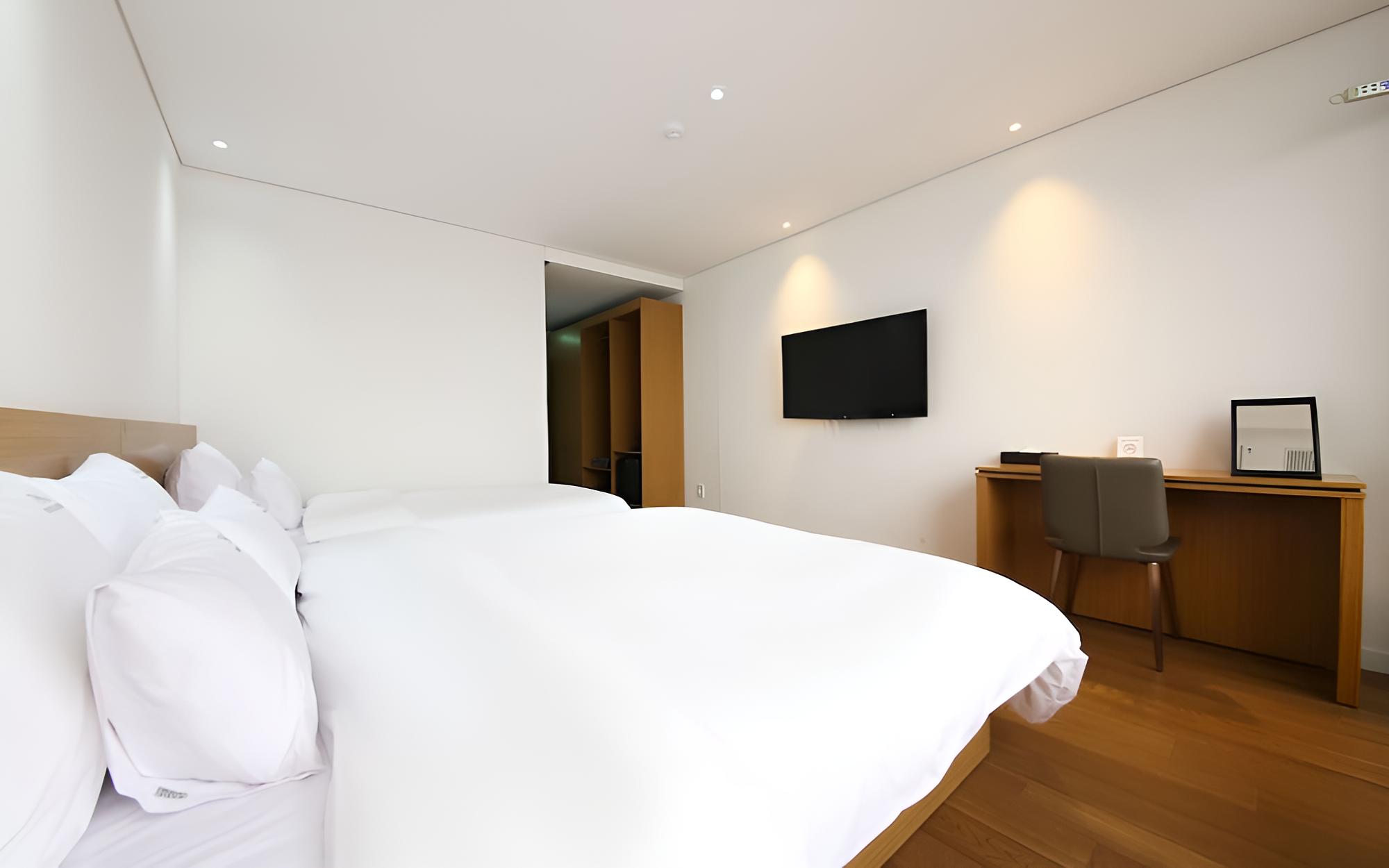 Room (Deluxe Twin (Free Netflix cable car d) - Photo 1