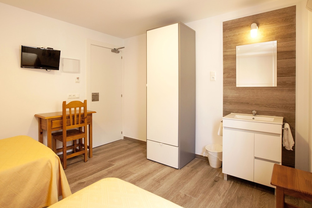 Premium Double Room, 2 Twin Beds, Shared Bathroom photo 2
