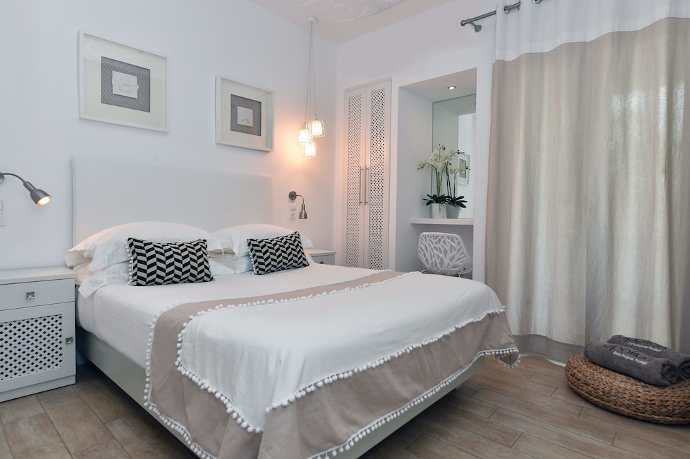 Small Comfort Room, Balcony photo 1