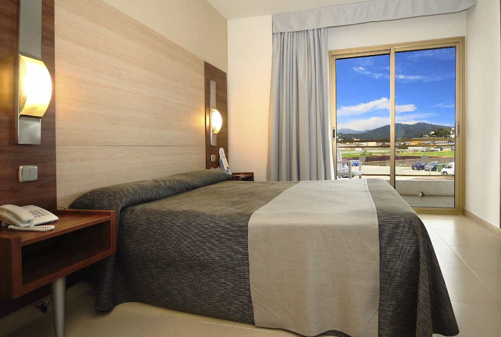 Standard Quadruple Room (2+2) - Photo 4