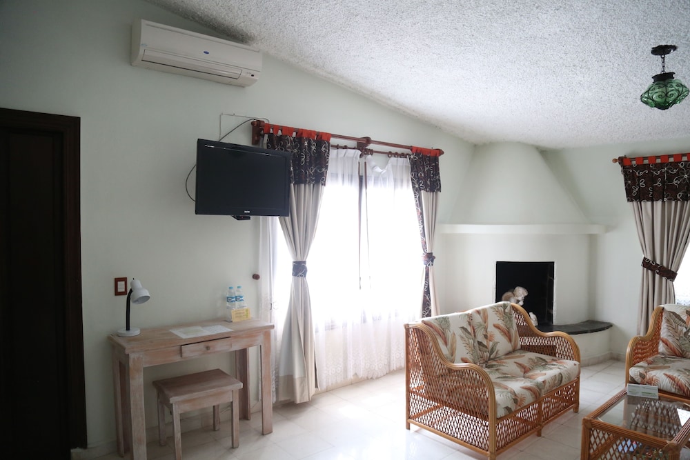 Romantic Suite with Jacuzzi and Living Area (Bugambilias) photo 3