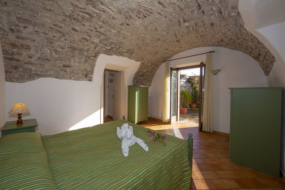 Family Apartment, Multiple Bedrooms, Mountainside (Liano Iris  - Terrace & parking place) photo 2