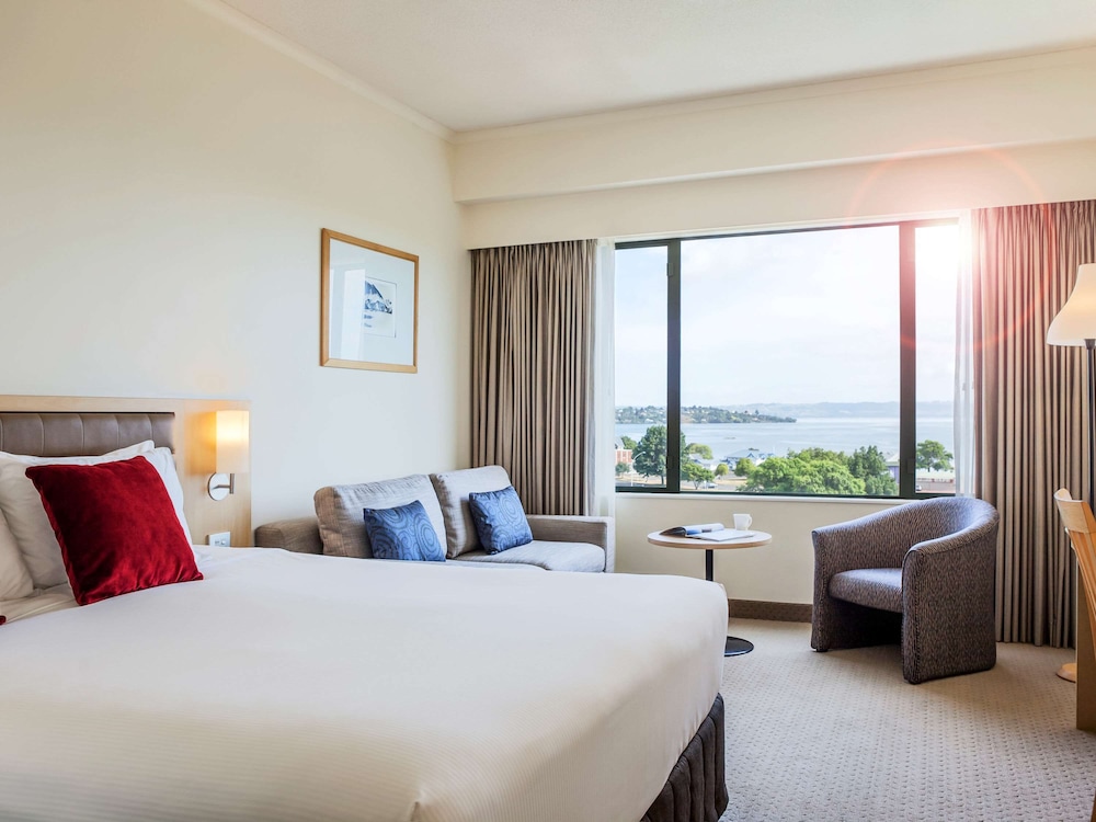 Room, 1 King Bed, Lake View photo 3