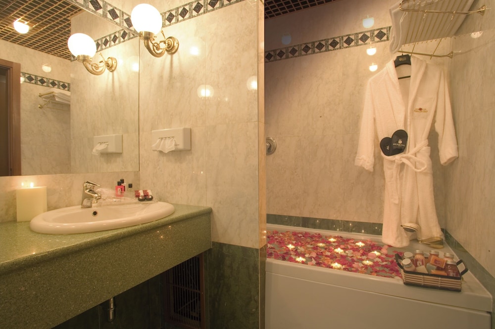 Deluxe Room, Hot Tub - Photo 11