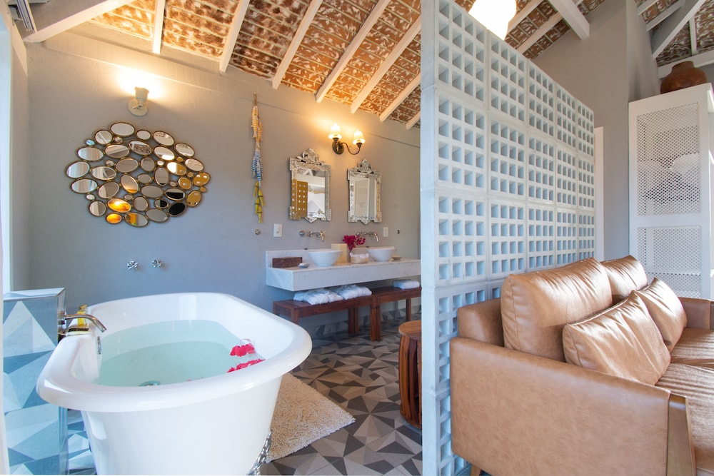 Premier Suite, 1 King Bed, Hot Tub, Partial Ocean View photo 2