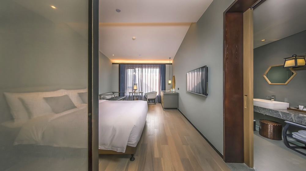 Deluxe King Room photo 1