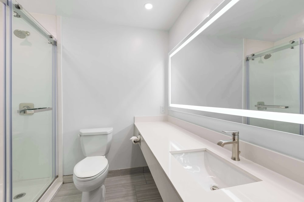 Standard Room, 2 Queen Beds, Non Smoking (Shower Only) - Photo 4