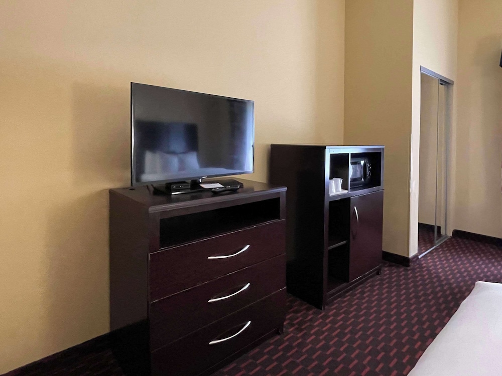 Suite, 1 King Bed with Sofa bed, Accessible, Non Smoking - Photo 5