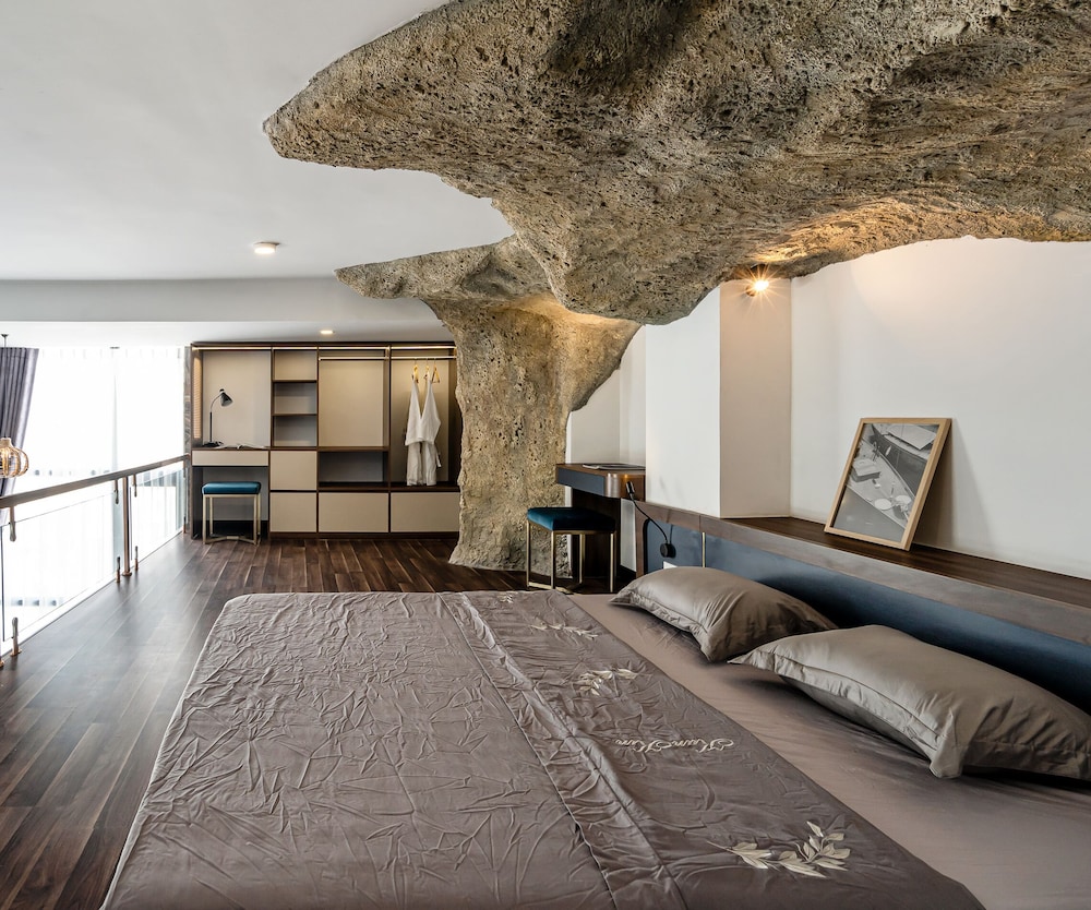 Signature Room, 1 Queen Bed, Balcony, City View photo 2