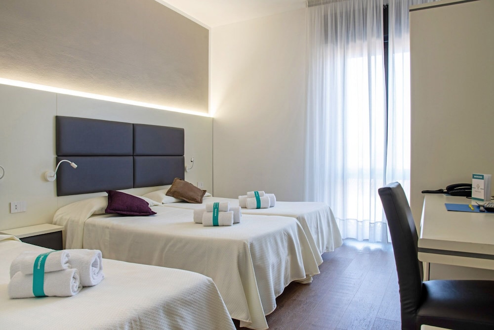 Business Triple Room, Balcony photo 3