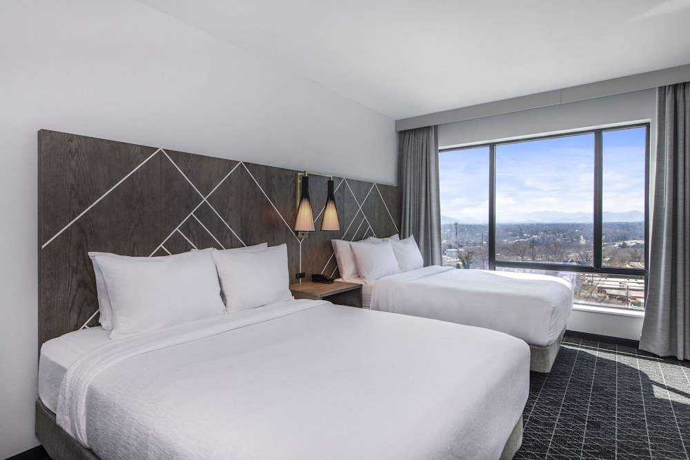 Suite, 2 Queen Beds, Bathtub (Mobility & Hearing, Bathtub) - Photo 7