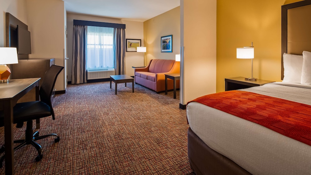 Suite, 1 King Bed, Non Smoking, Refrigerator (with Single Sofabed) - Photo 1