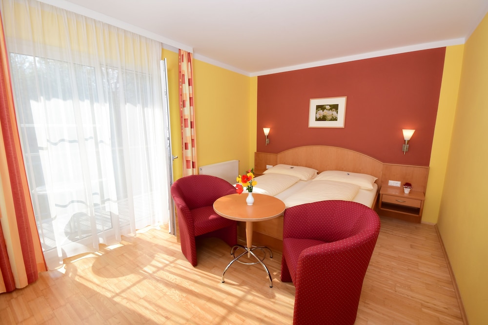 Comfort Double Room, 1 Queen Bed with Sofa bed, Garden View, Garden Area