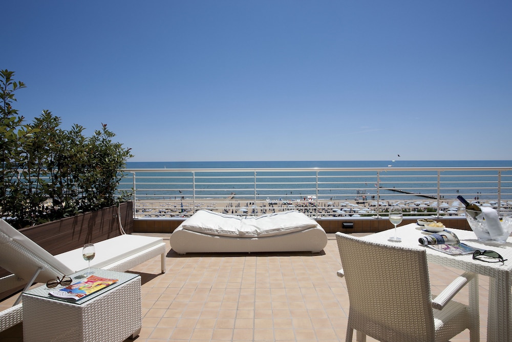 Panoramic Double Room, Sea View (Beach access included) photo 2