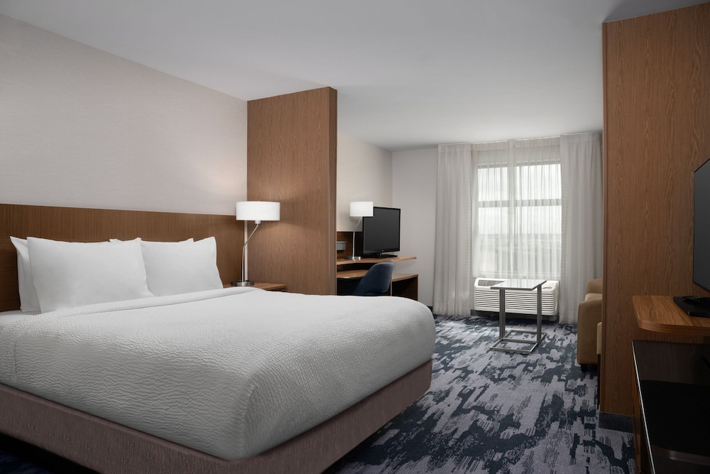 Room, 1 King Bed (Mobility/Hearing Access, Roll-In Shwr)
