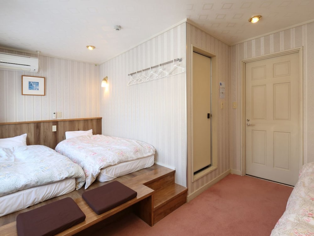 Twin Room, Private Bathroom (Up to 3 Guests) photo 2