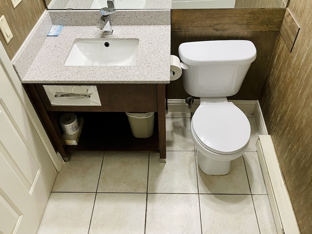 Family Suite (No Pets) - Photo 15
