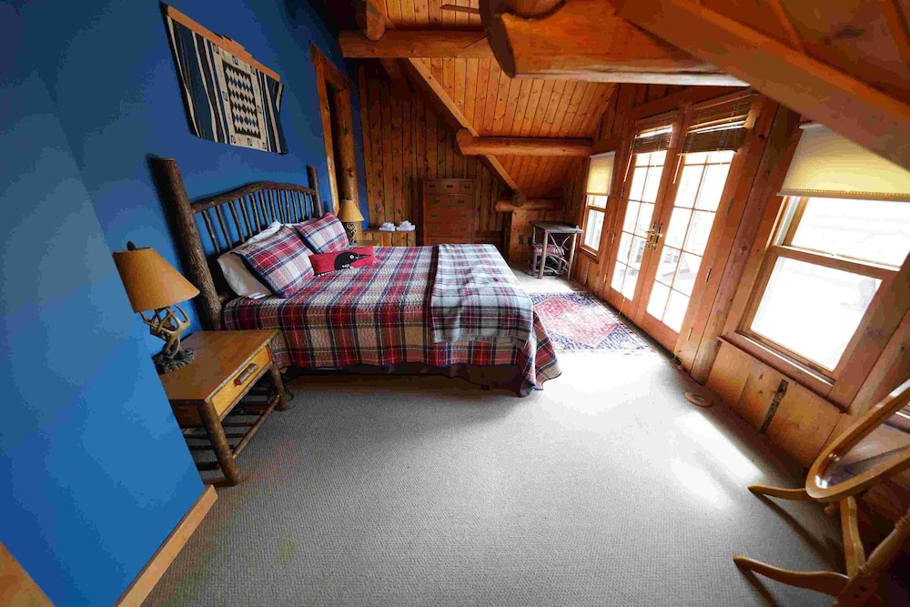 Family Townhome, 3 Bedrooms, Balcony, Partial Lake View photo 1