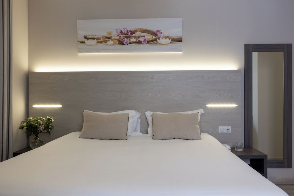 Superior Double Room, Courtyard View - Photo 3