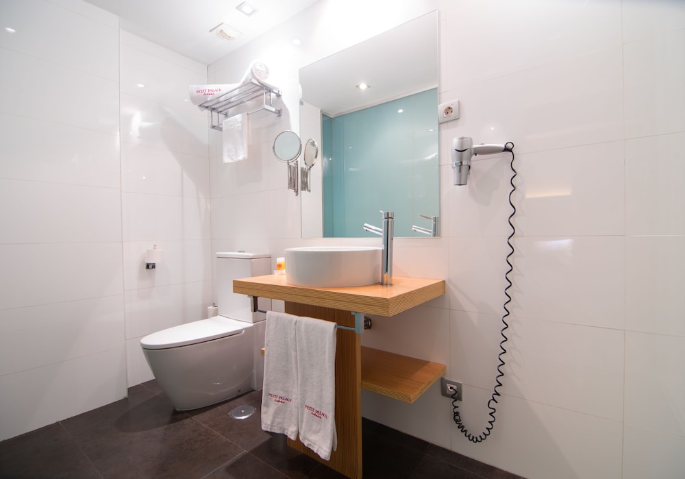 Basic Double Room thumbnail 6