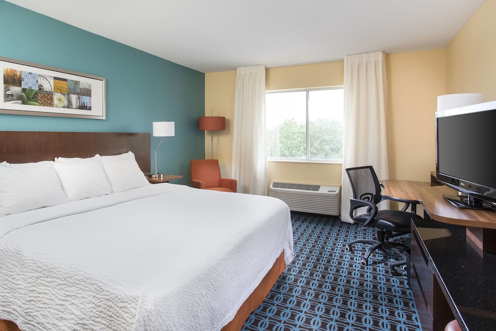 Room, 1 King Bed (Hearing Accessible) - Photo 4