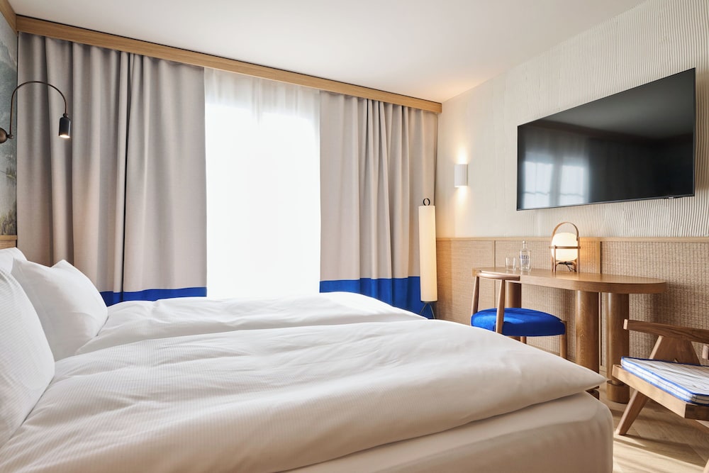Deluxe Room, 1 King Bed - Photo 3