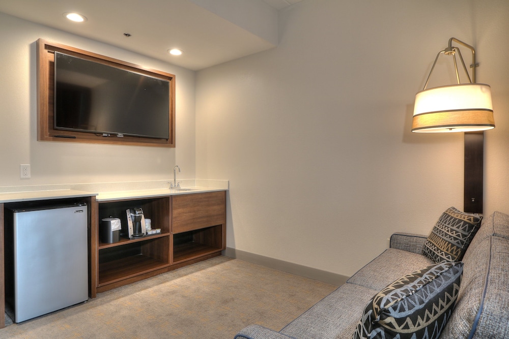 Suite, 1 Bedroom, Balcony (Fireplace, Parkway View) photo 3