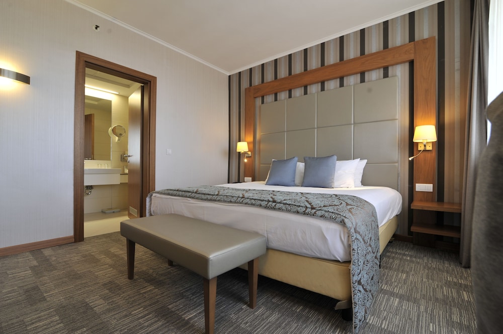 Suite, 1 King Bed, Non Smoking, Balcony - Photo 5
