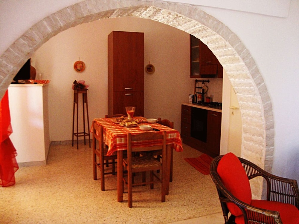 House, 2 Bedrooms photo 2