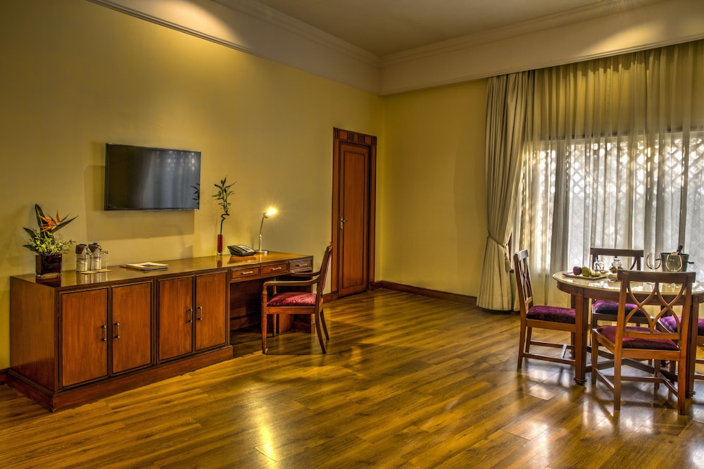 Executive Suite, 1 King Bed (with separate living room) - Photo 7