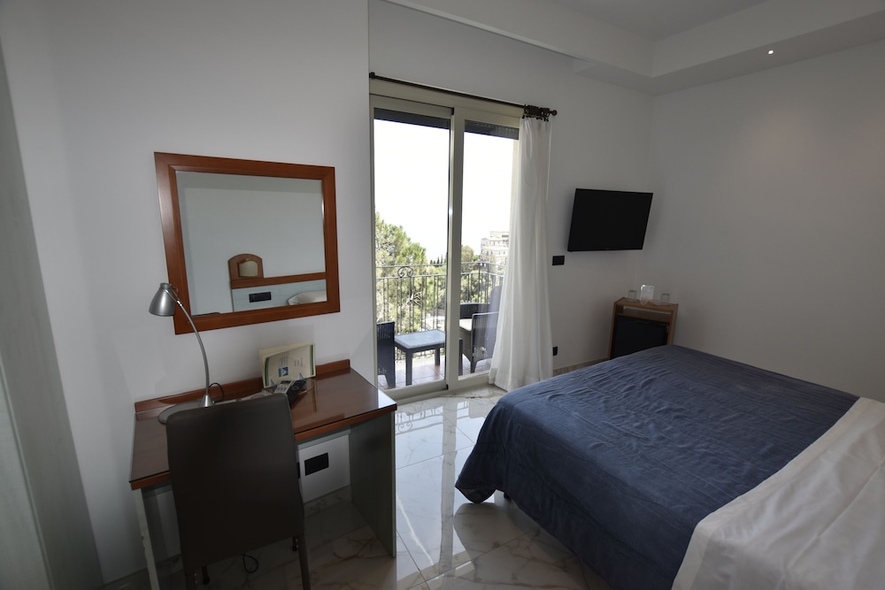 Classic Double Room, Partial Sea View - Photo 6