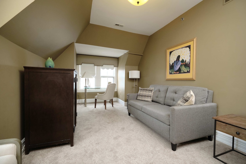 Queen Suite - Photo 10