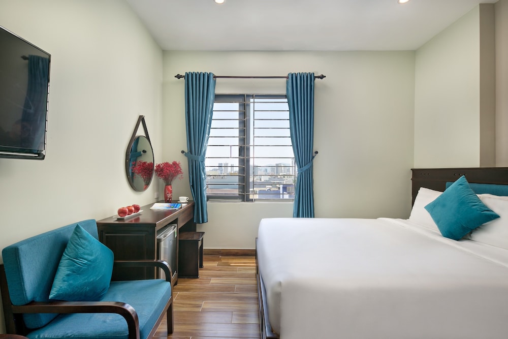 Deluxe Triple Room, 2 Queen Beds, City View - Photo 13