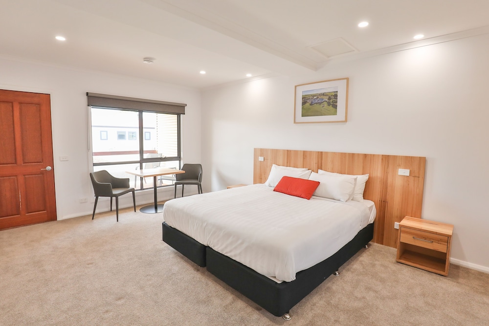 Deluxe Single Room, 1 King Bed, Roll-in Shower photo 1